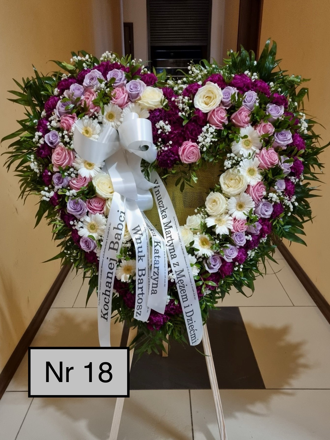 Wieńce z<br /><span>kwiatów sztucznych serce</span>